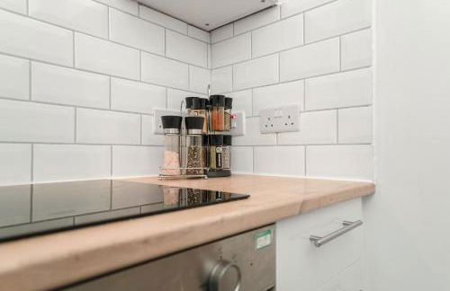 4 Beds - City Gateway Getaway with Free Parking - Foto 9