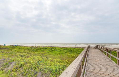 2 Decks, Patio and Views Beachfront Texas Retreat - Photo 35
