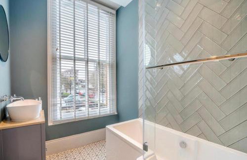 Betty's Townhouse- Luxury 2 bed appt with parking - Photo 12