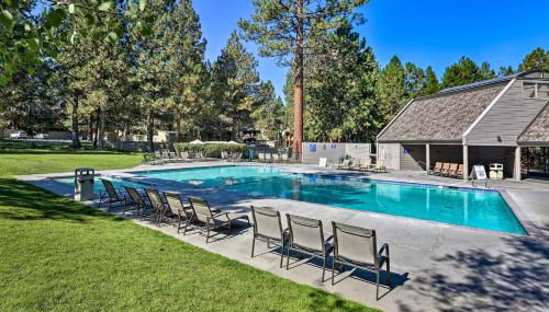 Hiking Trail and Hot Tub Access Bend Condo with Deck - Foto 2