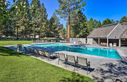 Hiking Trail and Hot Tub Access Bend Condo with Deck - Foto 2