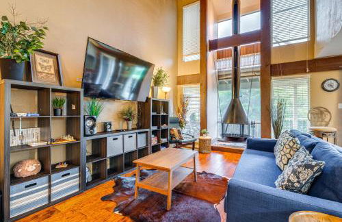 Lago Vista Golf Getaway with Decks and Pool Access! - Foto 2