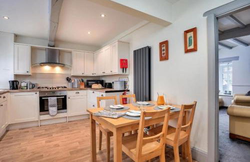 3 Bed Countryside Cottage in Harrogate with free parking and strong wifi - Photo 11