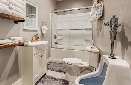 Lakefront Cabin Sleeps 14 - 2 Level Dock - Sun Deck - Foto 29