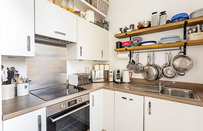 Contemporary Victorian Studio - Photo 12