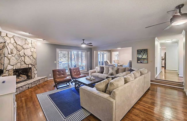 Lakefront Home Private Dock, Tiki Bar, Firepit Shore to Please by Avantstay - Foto 27