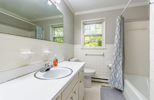 Southern Charm 2BR Greensboro Nest - Foto 21