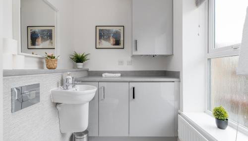 4 Bedroom House By Humming Nest Short Lets & Serviced Accommodation Milton Keynes With Free WiFi & Parking - Foto 4
