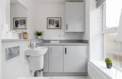 4 Bedroom House By Humming Nest Short Lets & Serviced Accommodation Milton Keynes With Free WiFi & Parking - Foto 4