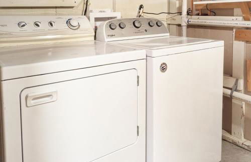 Family Perfect 4BR Home with Hot Tub, Pool Table, Fenced Yard, Cozy Fireplace, Mountain Views, Walkable Neighborhood, Near Parks, Dining, and Adventure - Foto 50