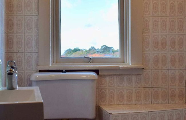 Comfortable 3 Bedroom Apartment In Trendy Haberfield - Photo 12