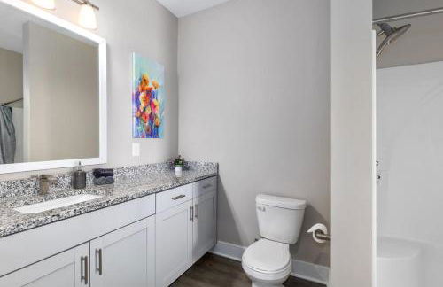 Modern 2BR & 2BA Condo with Garage & Patio - Foto 13