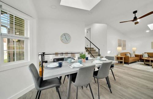 HUGE Modern Family Home- Modern, Fully Stocked, Weekly Savings - Foto 2