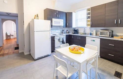 The Great Pink Lady with Huge Wrap Around Porch! - Foto 18