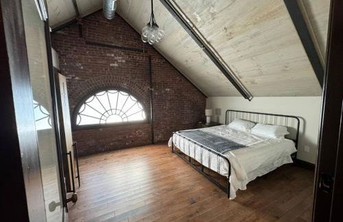 Upscale Industrial Penthouse - Foto 26