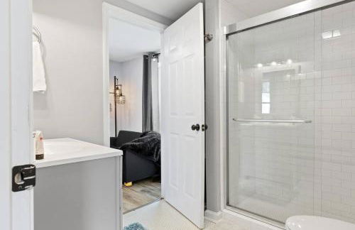 Recently Renovated Chic Durham Farmhouse - Photo 7