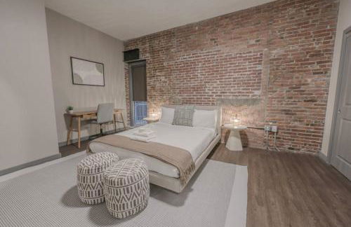 Stylish Downtown 2 Bedroom - Photo 1