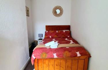 Business Friendly 2BR House Sleeps 5, Wi-Fi, Workspace & Free Parking - Foto 18