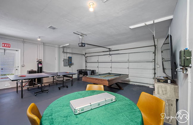 8BR Villa with Heated Pool Near Beach - Foto 70