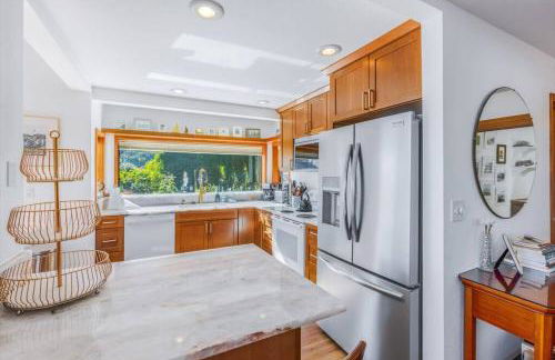 4BR waterfront home with beach access and views - Foto 25