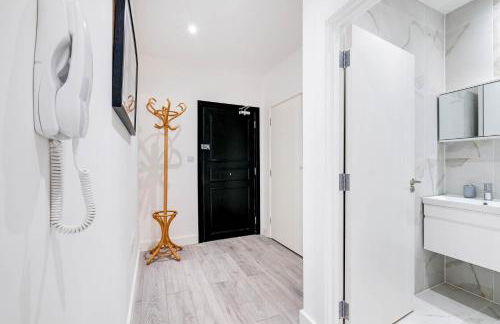 Luxurious 1 Bed Serviced Apartment with Wi-Fi - Photo 29