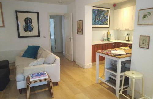 Super Kensington apt sleeps 2 to 4 with free WiFi - Foto 13