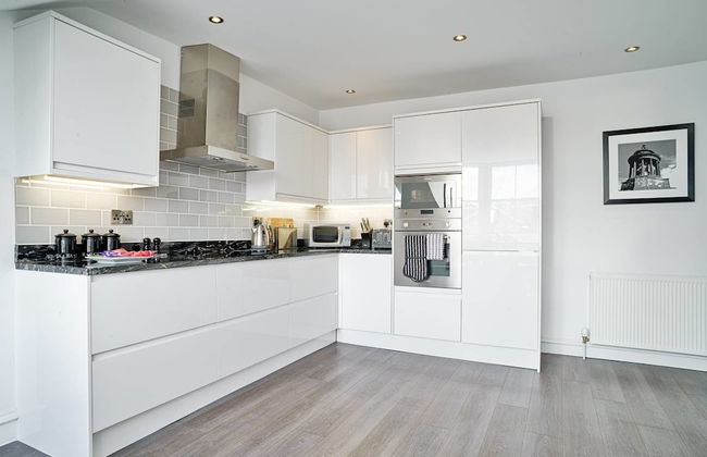 JOIVY Luxury George Street Apartments: Castle Suite - Photo 9