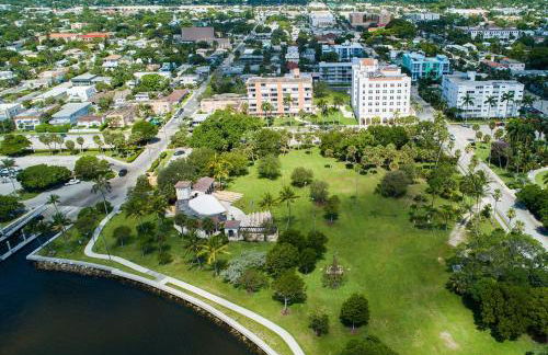 M Lake Worth Beach - Modern Villas Near West Palm Beach, Chic Retro Vibes, King Bed, Cozy Backyard, BBQ, Workspace, High-Speed Internet, Free Parking, 5 Minutes to Downtown & Beach - Foto 33