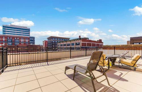 Classy 2BR-Parking, Rooftop,Near Arrowhd & TMobile - Photo 52