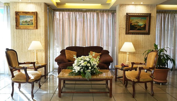 Coin salon dans le hall