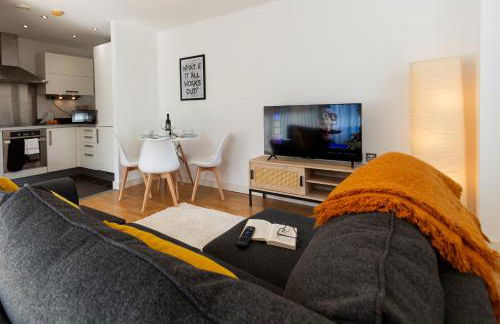 Central Gem: Cosy 2BR with Private Balcony - Foto 1