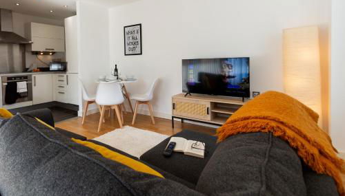 Central Gem: Cosy 2BR with Private Balcony - Foto 1