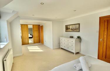 Stunning 7 Bedroom Escape Near New Forest and Beach - Large Garden - Serene Setting - Sleeps 14 - Foto 30