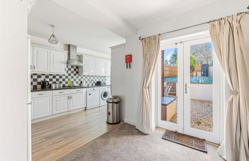 Loughton House - Central Location - Driveway Parking, Self-Check-In, Garden, Super-Fast Wifi and Smart TVs by Yoko Property - Foto 22
