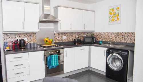 Lavish 4-Bedrooms with Modern Home Features - Guest 8 - High-Speed Wi-Fi - Luxury Garden - Private Ample Parking - Foto 2