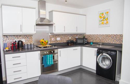 Lavish 4-Bedrooms with Modern Home Features - Guest 8 - Hi-Speed Wi-Fi - Luxury Garden - Private Ample Parking - Foto 3