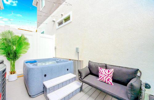 D- Hip & Stylish NoHo Family-Friendly Home near Universal & Hollywood with Patio - Hot Tub - Games - & Parking - Foto 33