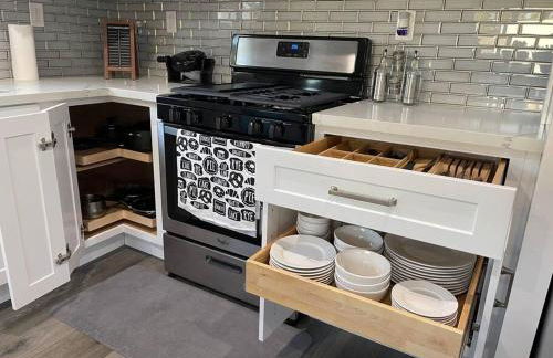 Adorable 2BR-2BA House with EV & Free Parking and Family Friendly in Los Angeles - Photo 23