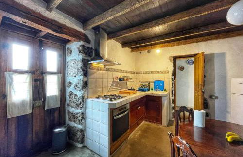 Casa Poesía de El Hierro - Poetry House of El Hierro, situated in the center of El Pinar - Foto 7