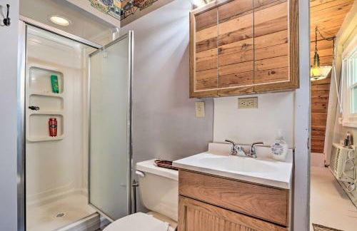 Lakefront Rocky Mount Cabin with Dock and Kayaks! - Foto 12