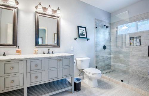 Spacious 4BD 3BA with hot tub, fire pit, and wraparound deck - Foto 17