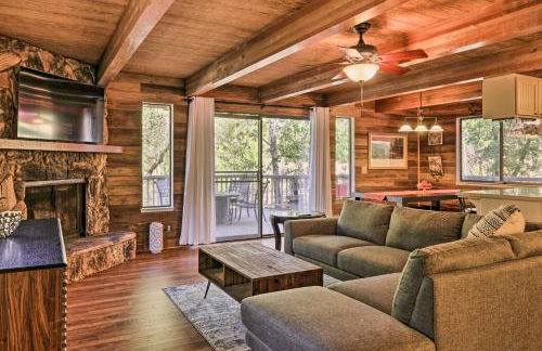 Spacious Groveland Cabin with Wraparound Deck! - Foto 1