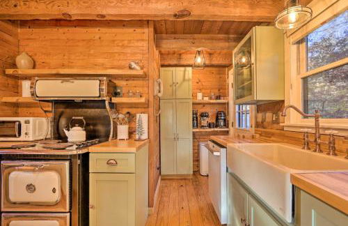 Luxe Dog-Friendly Cabin with Hot Tub and Game Room - Foto 10