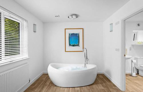 The Clover Lodge, Redlake Farm - Hot tub, BBQ, free parking - Foto 16