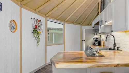 Magnolia Family Yurt Cabin - Hot Tub Loft Full Kitchen & Bath - Foto 3