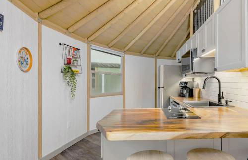 Magnolia Family Yurt Cabin - Hot Tub Loft Full Kitchen & Bath - Foto 3