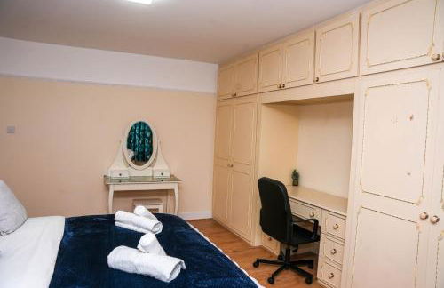 Large 4 Bedroom House Near Heathrow and M4 Free Parking - Foto 50