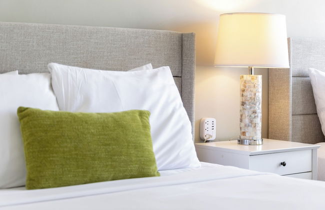 Partial Ocean View Condo with 2 Beds and Parking - Foto 73