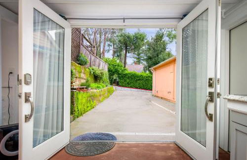 The Carriage House Chic Treetop Loft and Hot Tub - Foto 17