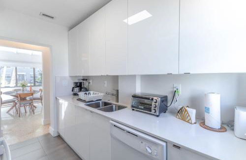 Renovated Apts with Kitchen, Fast WiFi, Smart TV, Roku & Pool Onsite 4 mi to Surfside Beach - Foto 42